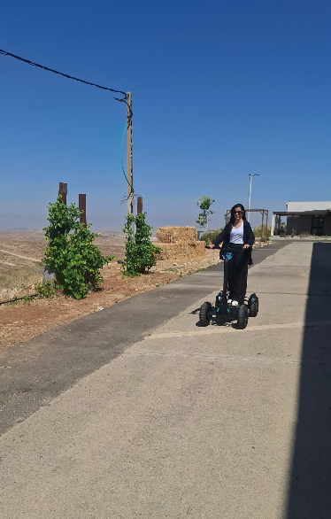 רוכבת על ריידר בשביל טבע