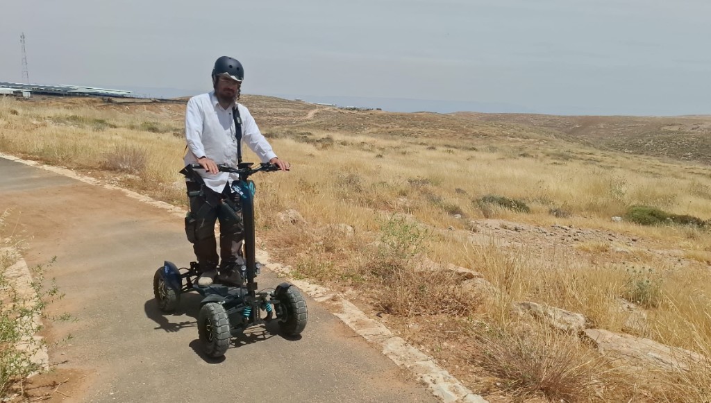 רוכב על ריידר בהר חברון