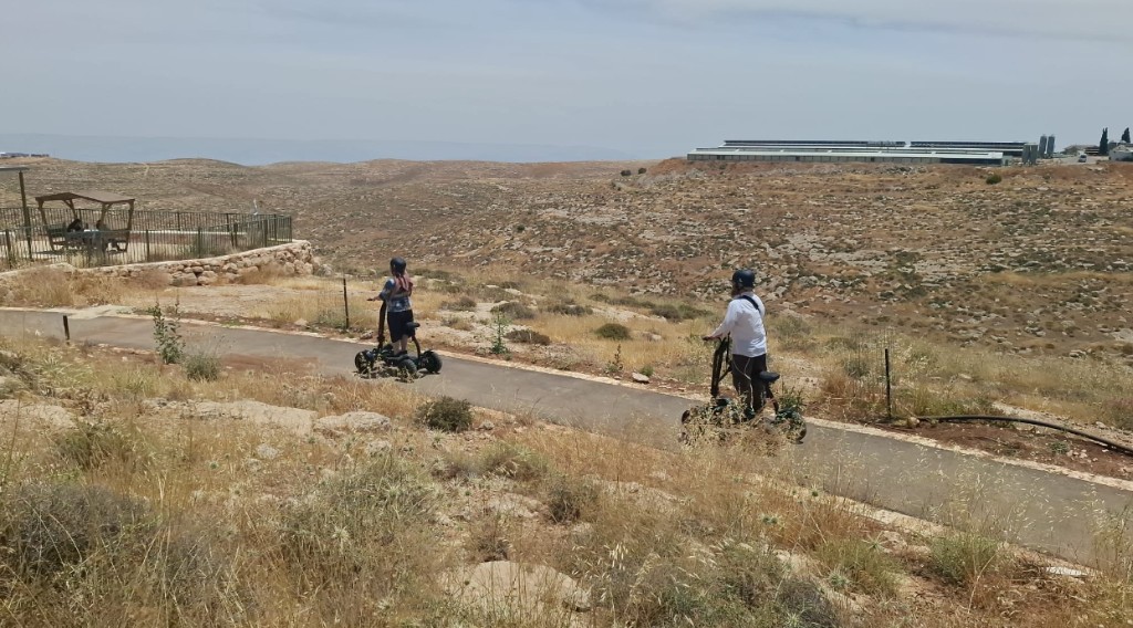 רוכבים במסלול שטח