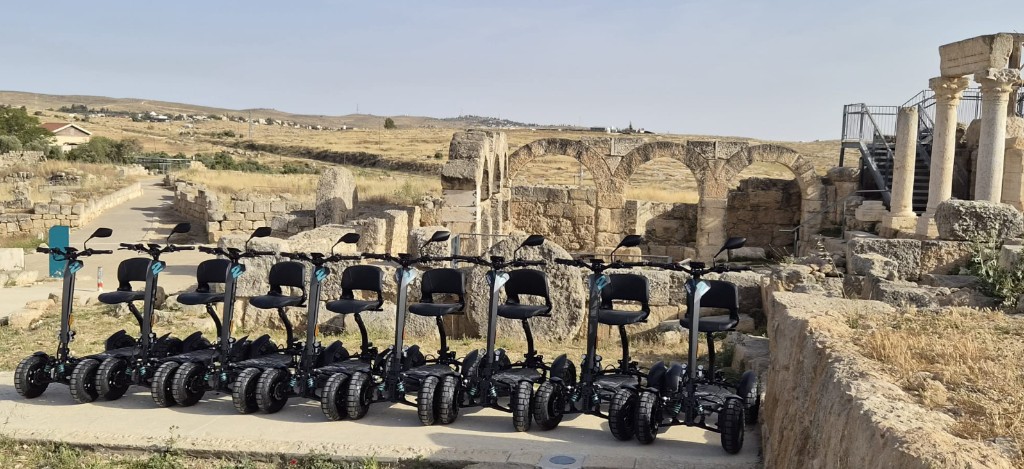 רוכבת מחייכת על ריידר